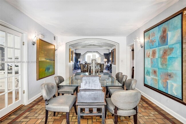 Building Photo - 940 Hollywood Blvd