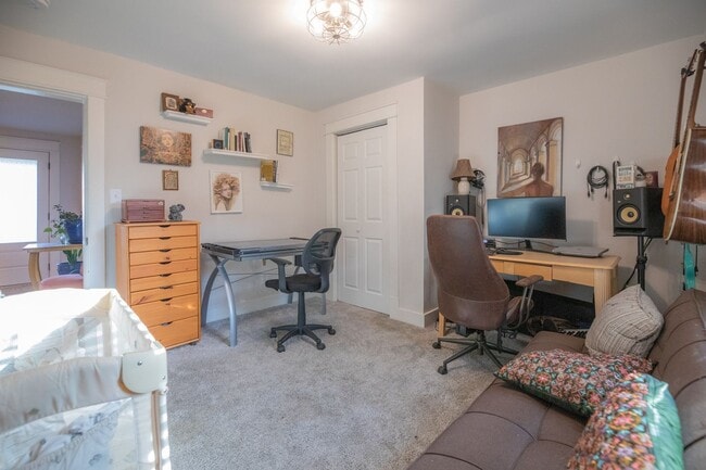 Building Photo - 2 bedroom 2 bath Madison cottage