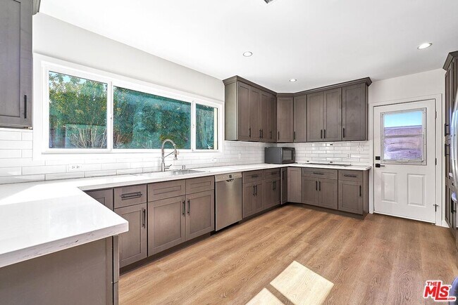 Building Photo - 6443 Columbus Ave