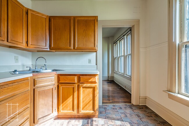 Building Photo - 35 Lundy St