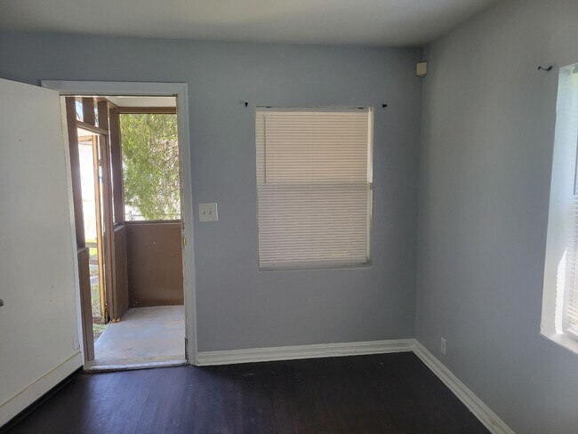 Building Photo - Cute 2 Bedroom