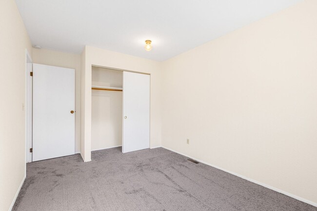 Building Photo - Redmond 3BR | 1.5BA Duplex with Attached Garage — Newly Reduced Rate