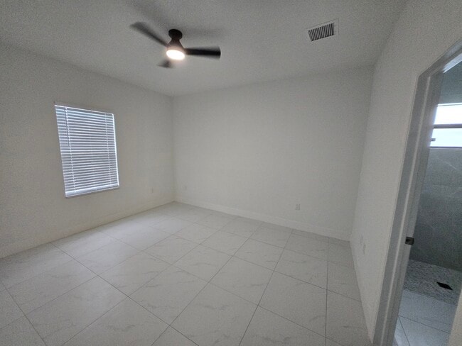 Building Photo - 373 Bell Blvd