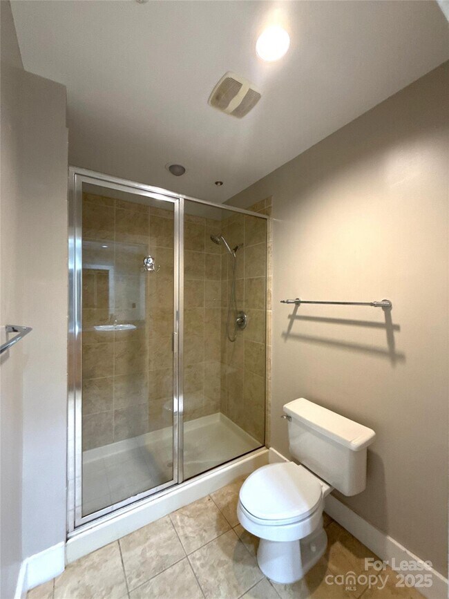 Building Photo - 505 E 6th St