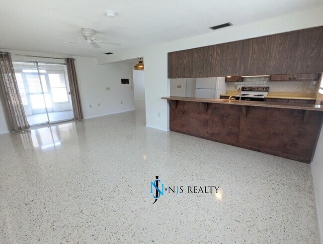 Building Photo - Large open 2/2/1 1378 Sq. Ft. with freshly...