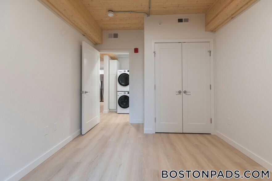 Building Photo - 11 E Lenox St