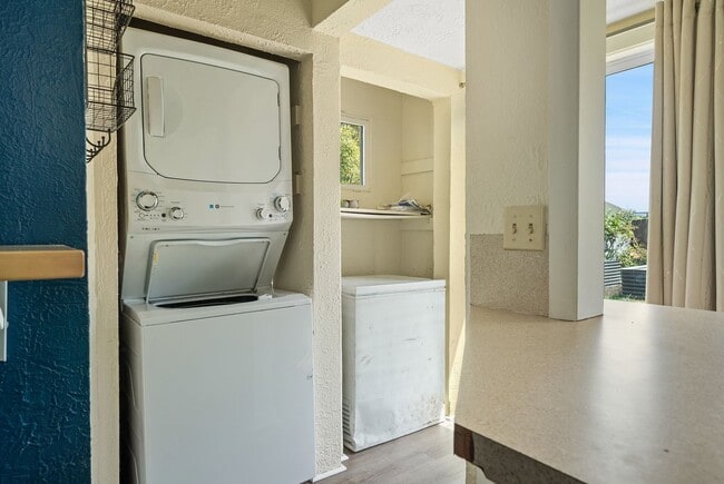 Building Photo - Updated Bremerton Home with Modern Touches