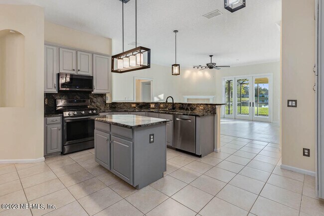 Building Photo - 813 W American Eagle Dr