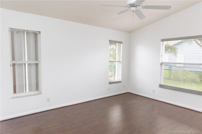 Building Photo - 8965 SW Chevy Cir