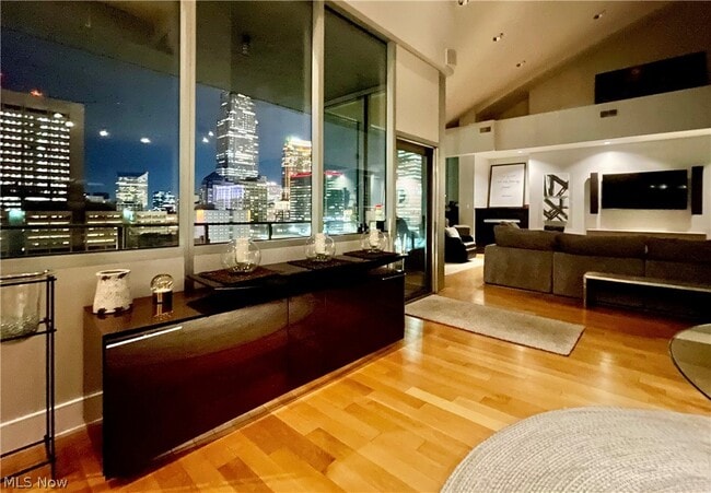 Building Photo - 701 W Lakeside Ave