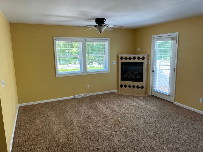 Master bedroom - 3295 N Silver Lake Dr
