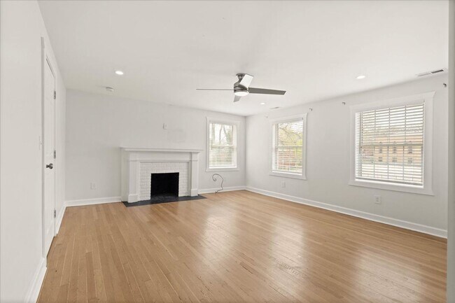 Building Photo - AVAILABLE NOW! 2 Bedroom 1 Bathroom Duplex in Kansas City $1400