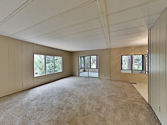 Building Photo - 532 W Plantation Blvd