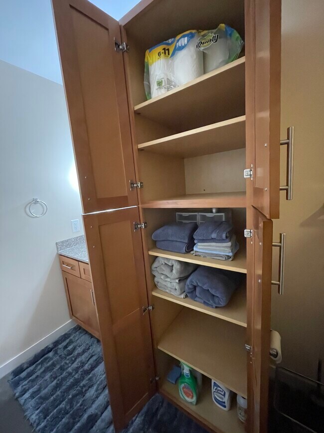 linens included - 620 Glen Iris Dr NE