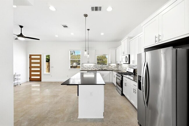 Building Photo - 6213 Felix Ave