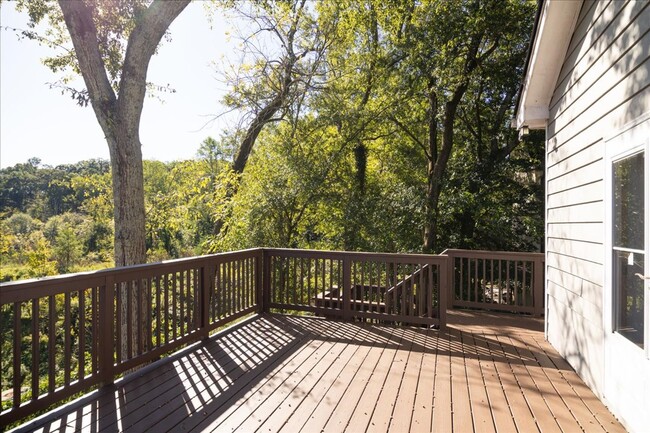 Building Photo - Spacious 4/3.5 in Highly Sought-After Buck...