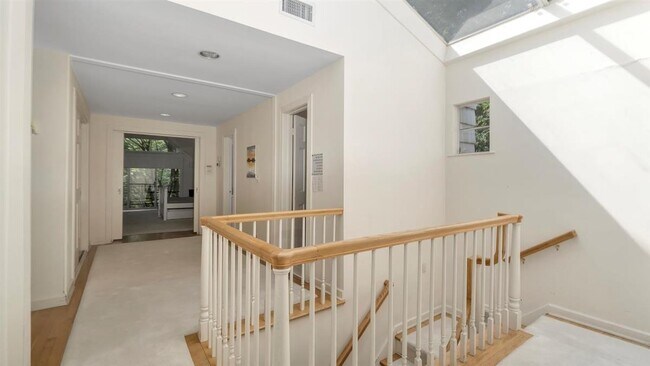 Building Photo - 17 Hilltop Dr W