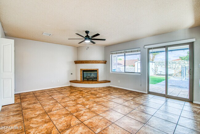 Building Photo - 853 El Parque Dr