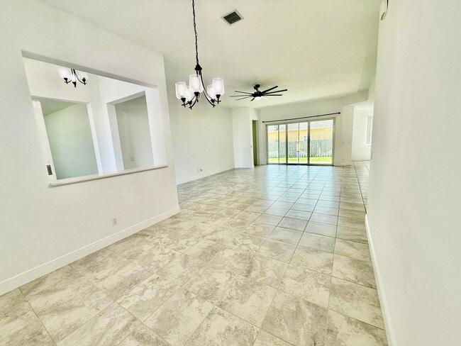 Building Photo - 293 SW Ridgecrest Dr