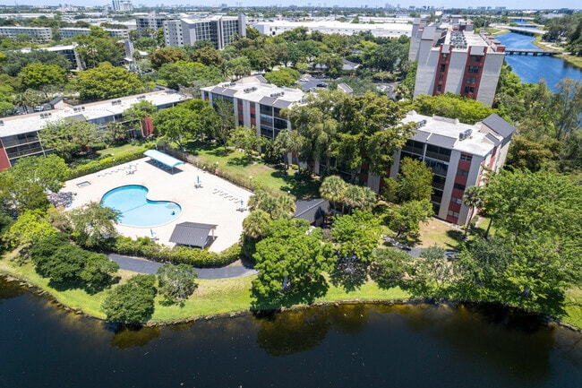 Building Photo - 2200 S Cypress Bend Dr