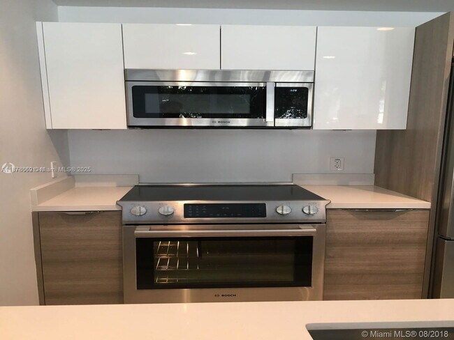 Building Photo - 9940 W Bay Harbor Dr