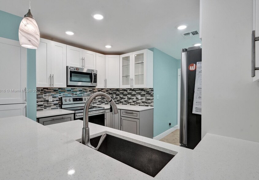 Building Photo - 8820 Woodside Ct