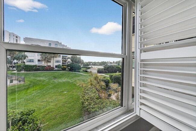 Building Photo - 372 Golfview Rd