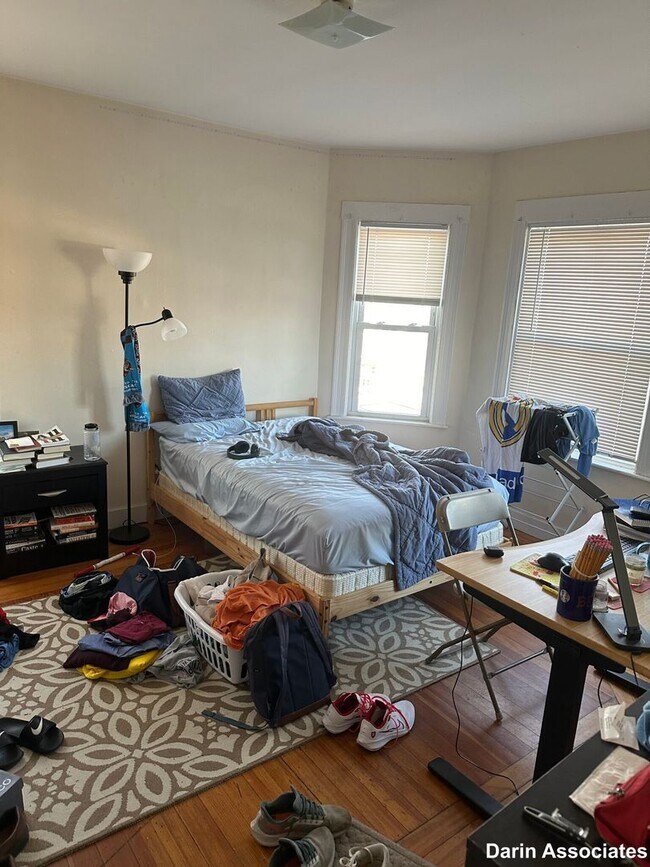 Building Photo - Tufts University Off Campus Crib!   2 Park...