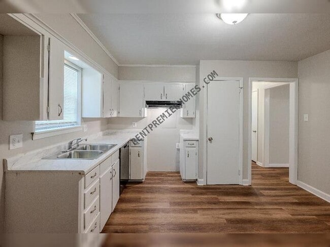 Building Photo - 6205 Chippewa Dr