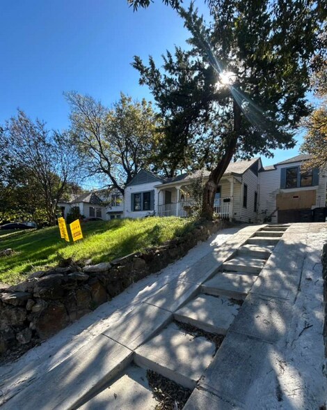 Building Photo - 314 W Clarendon Dr