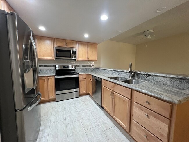 Building Photo - AVAIALBLE IMMEDIATELY Beautiful 3 bed 2.5 ...
