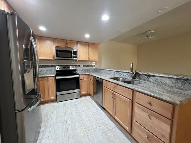 Building Photo - Beautiful 3 bed 2.5 bath townhome