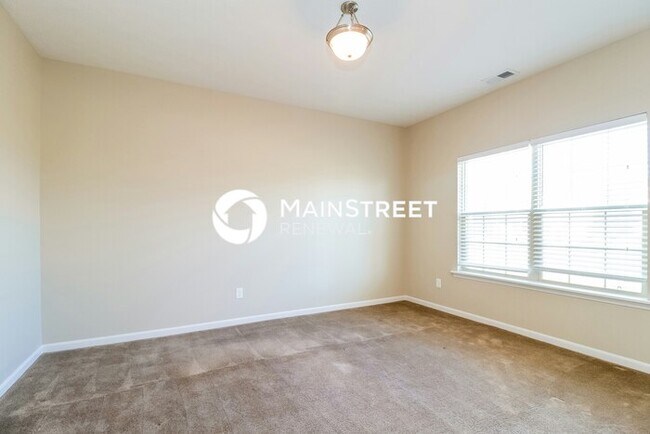 Building Photo - 4 Bedroom Pet-Friendly Home in Louisville, KY with Main Street Renewal