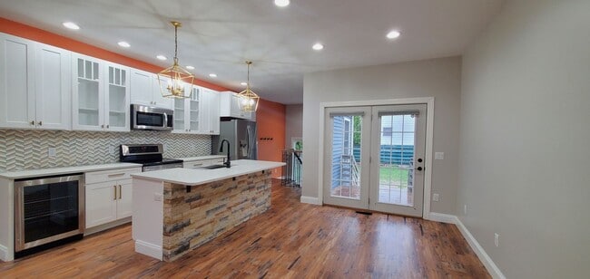 Building Photo - 4-bedroom 3-bathroom home minutes to Downt...