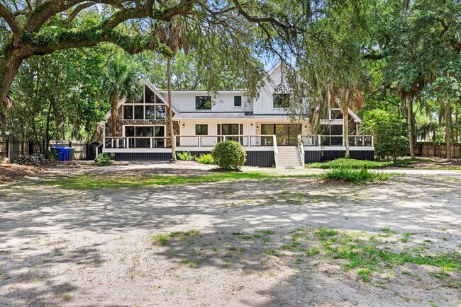 Building Photo - Available 6/15. Stunning, Fully-Rennovated...