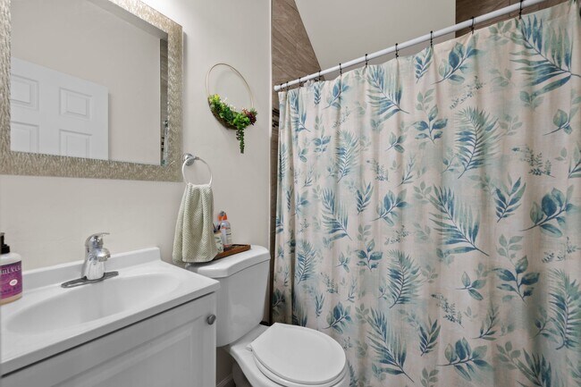 Building Photo - Spacious master bedroom!