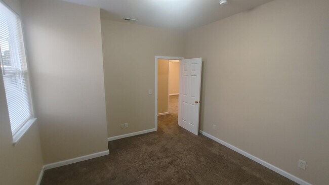 Building Photo - 916 1/2 Lincoln Ave
