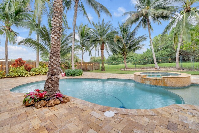 Building Photo - 13400 N Calusa Club Dr