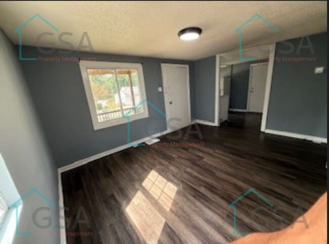 Building Photo - 2 Bedroom 1 Bath MOVE IN SPECIAL 1/2 FIRST MONTHS RENT