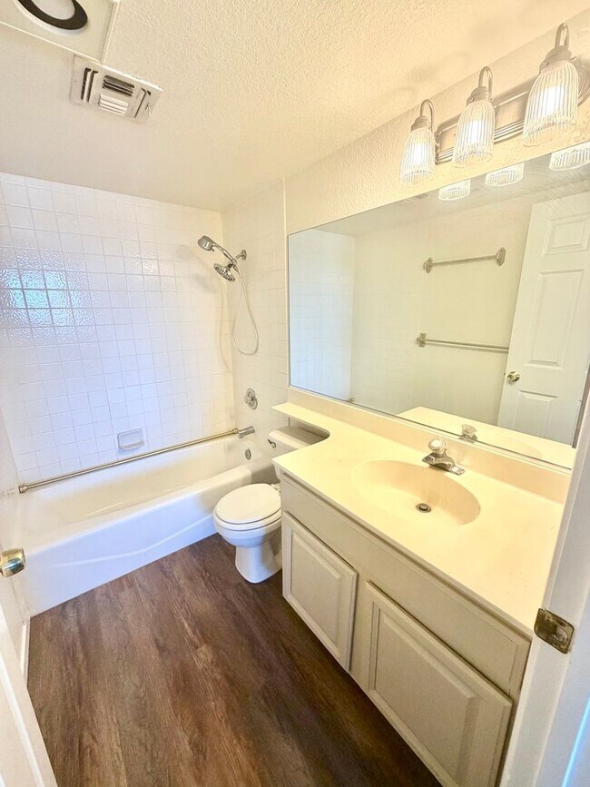 Building Photo - Henderson Cute 2 Bedroom Condominium