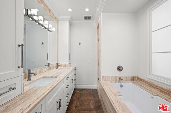 Building Photo - 816 S Catalina Ave