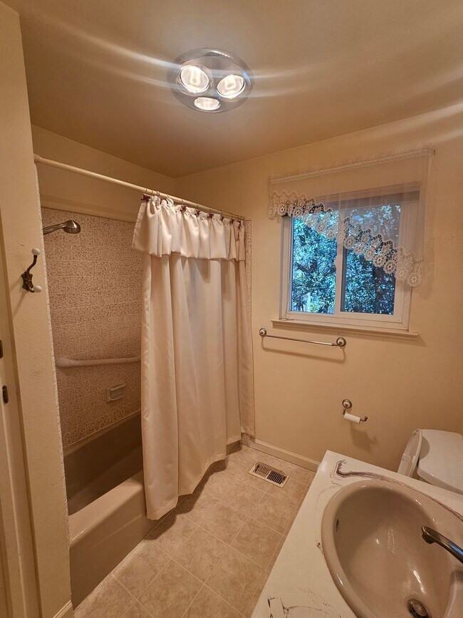 Building Photo - Charming 3-bedroom, 2-bath home in Lake Wild Wood
