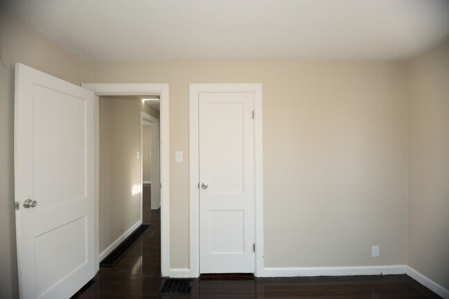 Building Photo - 3 potential 4 bedroom in desirable Beech G...