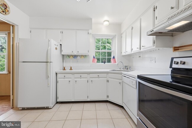 Building Photo - 8350 Glastonbury Ct