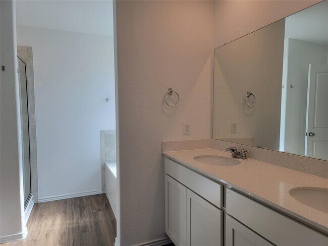 Building Photo - 105 Ulmus St