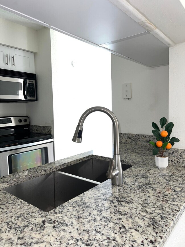 Building Photo - 899 Riverside Dr