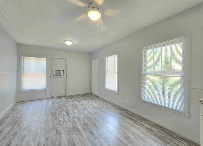 Building Photo - 2 Bed / 1 Bath Home for RENT!
