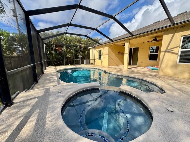 Building Photo - 520 SW Dailey Ave