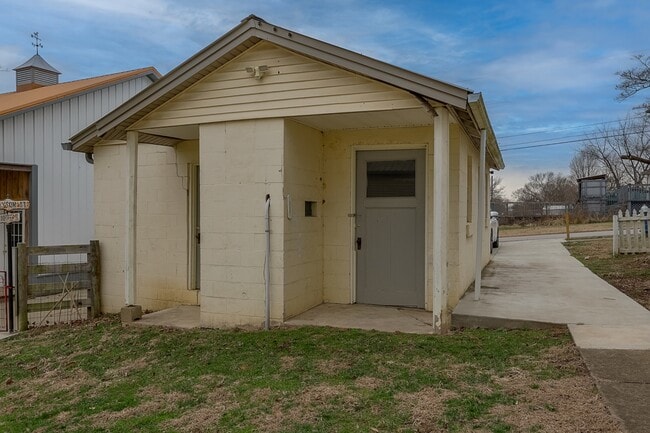 Building Photo - 329 Grayson St