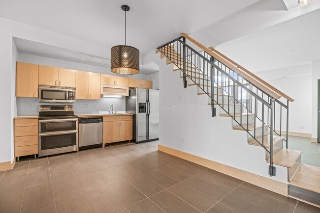 Building Photo - Modern 1-Bed 1.5-Bath + Den Condo in Minne...